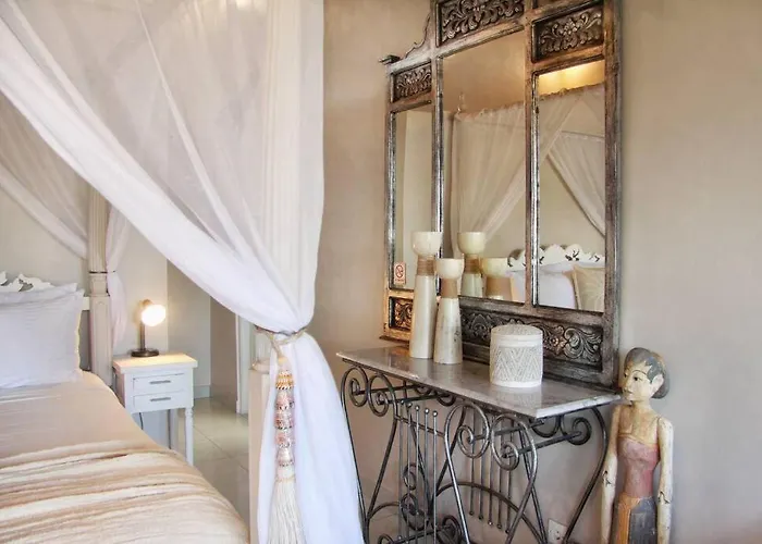 Villa Frangipani - 2br Pool Walk To *